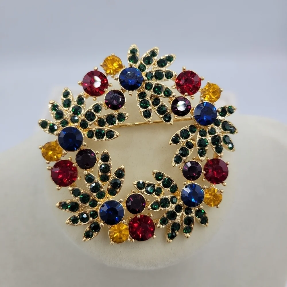 Christmas Brooch • Goldtone & Crystal Wreath • Brand New